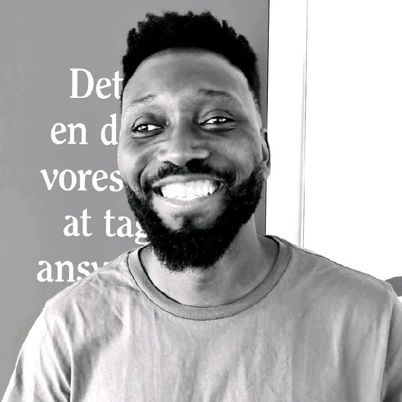 Portræt af Yves-Noël, der smiler, i en grå t-shirt